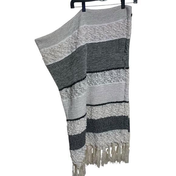 Shabby Chic Gray Knitted Throw Blanket (44'' X 68'') - Picture 2 of 5